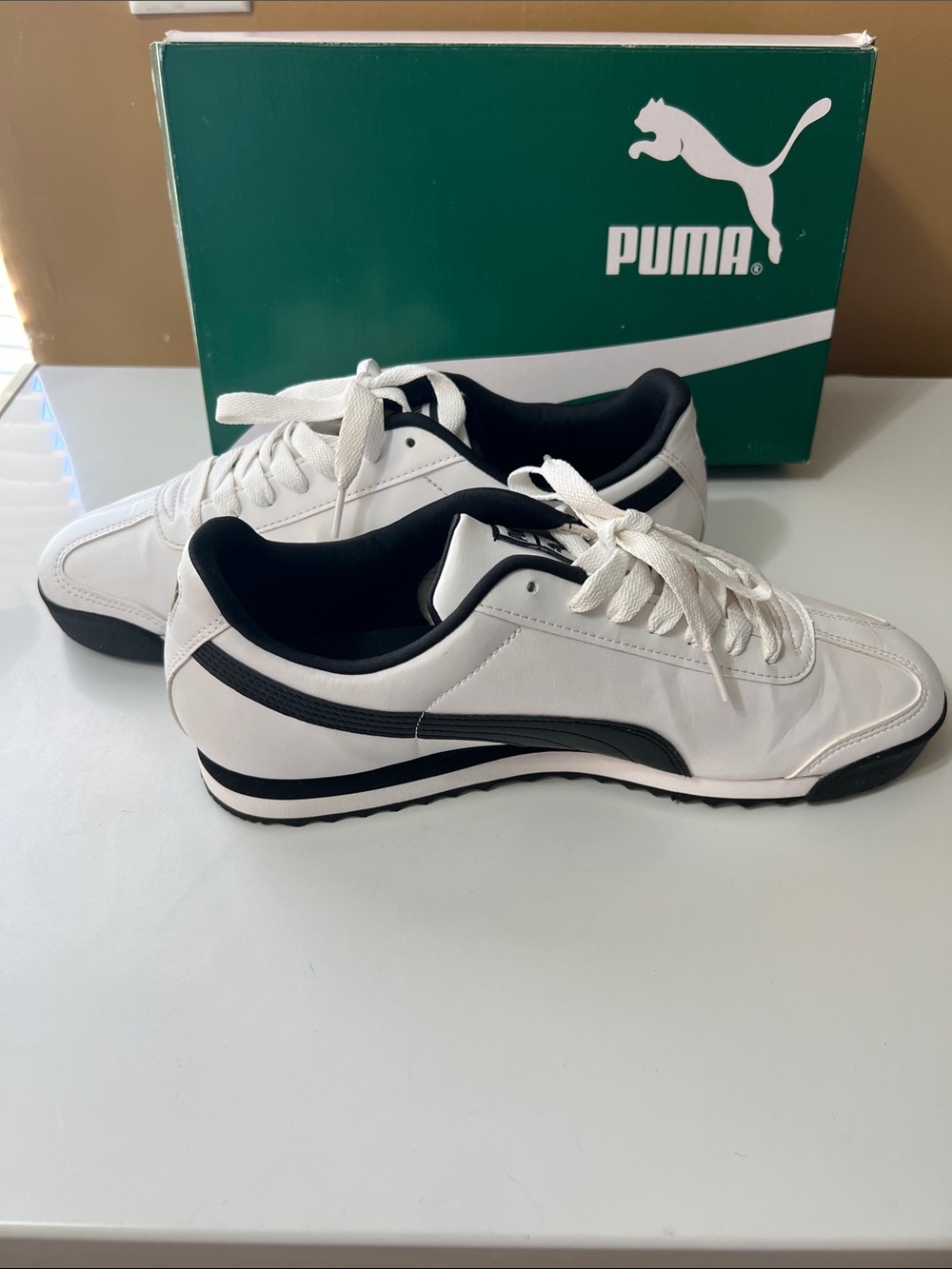 Puma Roma 24 Men’s Sneakers in White and Black with Gold Logo - Picture 3 of 13